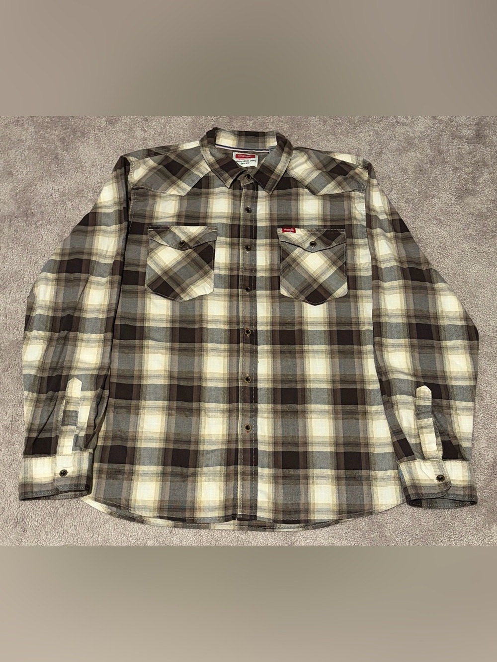 Wrangler Mens Shirt Size XL Brown Plaid Button Up Collared Long Sleeve Pockets